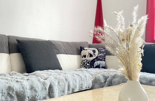 Chadwell Apartment | Westfield Gardens Apartment - 3 Bedrooms