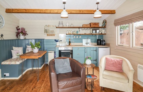 Scawton Cottage | WESTFIELD LODGE, romantic, with hot tub in Sheriff Hutton