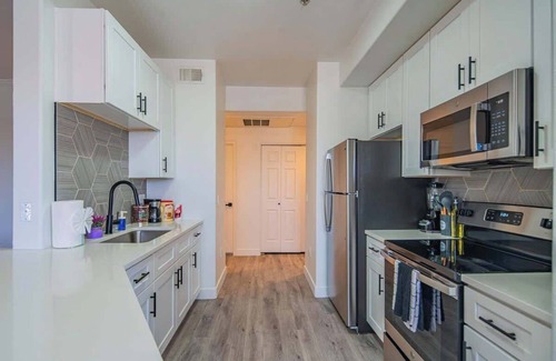 Glendale Apartment | Westgate Stay | Parking, Pool, Gym, Balcony W/D