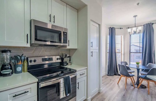 Glendale Apartment | Westgate Stay | Parking, Pool, Gym, Balcony W/D