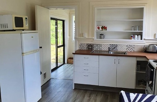 Taylorville House | Westie on the West Coast - Private, Free WIFI, Entire Cottage
