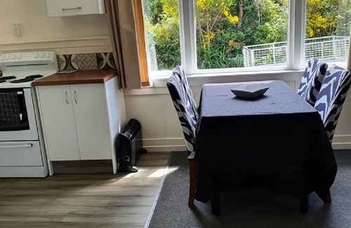 Taylorville House | Westie on the West Coast - Private, Free WIFI, Entire Cottage