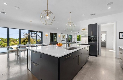 Westlake Highlands Apartment | Westlake/15 Min to DT/Pool/Hot Tub/Views!