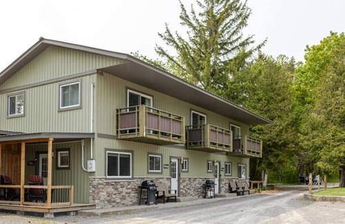 Bloomfield House | Westlake Cottages The Rosehall PEC Waterfront Stay