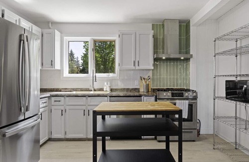 Picton House | Westlake waterfront, hot tub, dock,4 mins to beach