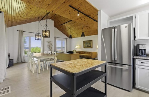 Picton House | Westlake waterfront, hot tub, dock,4 mins to beach