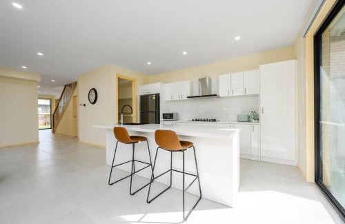Westmeadows Villa | Westmeadow Breeze Skyline Stay 8 Min to Airport