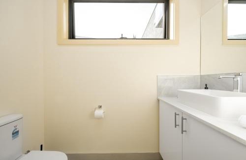 Westmeadows Villa | Westmeadow Breeze Skyline Stay 8 Min to Airport