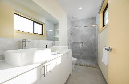 Westmeadows Villa | Westmeadow Breeze Skyline Stay 8 Min to Airport