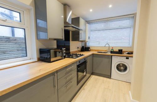 Runcorn Apartment | 'Weston House' Newly Renovated Family and Workspace Business Cosy Home in Runcorn, Cheshire ENTIRE HOUSE