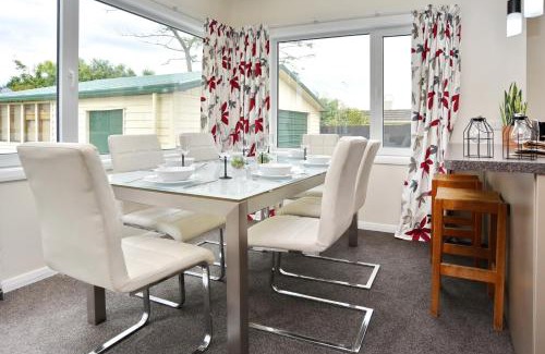 Saint Albans House | Weston Villa - Spacious & family Friendly - Bookahome