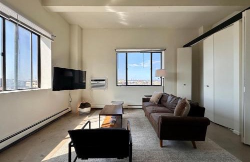 Westown Apartment | Westown Studio Apt Near Fiserv, Baird, and Theater District