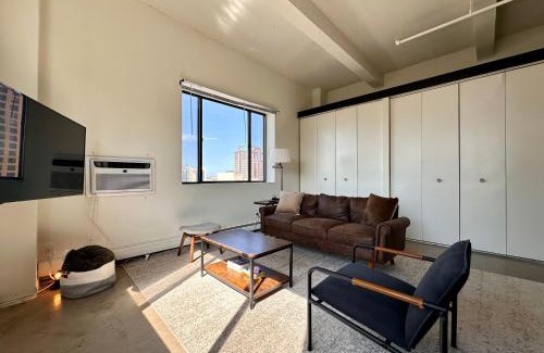 Westown Apartment | Westown Studio Apt Near Fiserv, Baird, and Theater District
