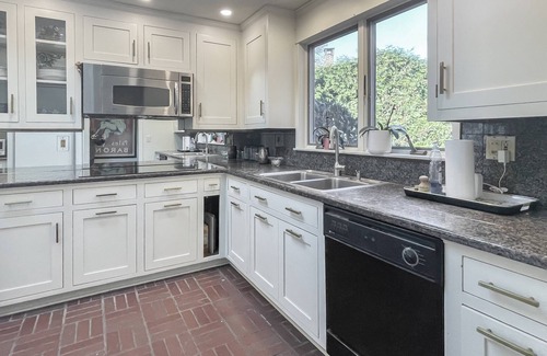 Westport House | Westport Gem - walk to shops, dining, town center, pet-friendly