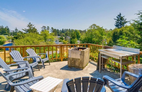 Westport House | Westport Retreat with Pool Table Walk to State Park