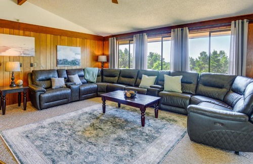 Westport House | Westport Retreat with Pool Table Walk to State Park