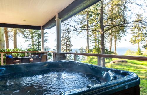Lagoon Point House | Westside Waterfront View Home - AvantStay Hot tub