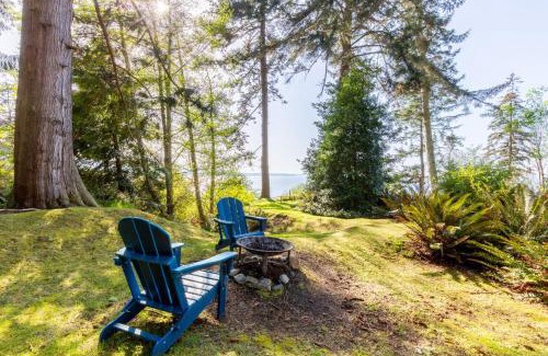 Lagoon Point House | Westside Waterfront View Home - AvantStay Hot tub