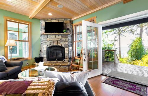 Lagoon Point House | Westside Waterfront View Home - AvantStay Hot tub