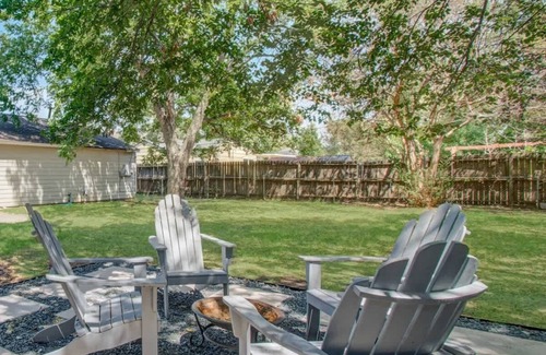 Spring Branch East House | Westview Oasis - Houston 2BD 1BA with Huge Backyard