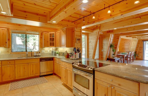 Lake Almanor Peninsula Cabin | Westwood Lakefront Cabin w/Hot Tub & Boat Dock!