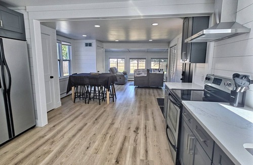 Tawas City House | Wet Feet Retreat in East Tawas- Dog-Friendly!