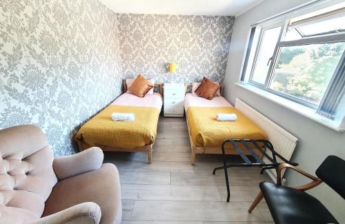 Luton House | Wetherne House, Beautiful Home, Parking Garden WiFi Self Check-in