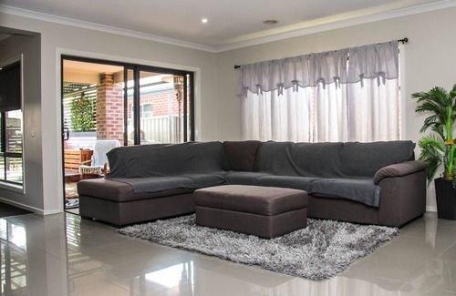 Wonthaggi House | Wetland Gem, 2 minutes' walk to the parks and shops! Close to beaches