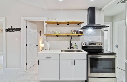 Whispering Oaks House | WeWelcome you to our Suburban Luxury Apartment