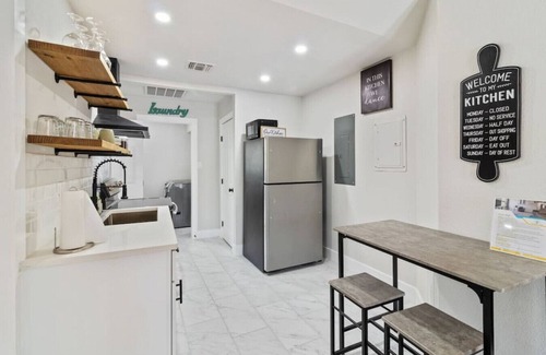 Whispering Oaks House | WeWelcome you to our Suburban Luxury Apartment