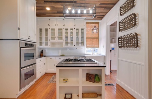 Columbus House | WFH Friendly: Abode w/Balcony in Columbus!