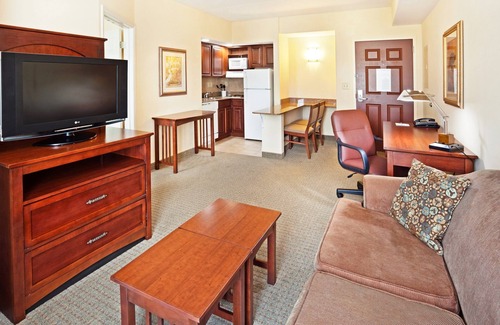 Oak Ridge Condo | WFH friendly | FREE Wi-Fi + Pool & Gym