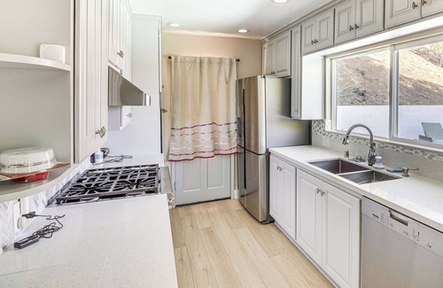Encino House | WFH Friendly: Spacious Hillside Retreat in Encino