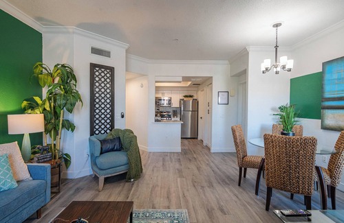 Tempe Condo | WFH Paradise Poolside Views Laundry Desk Space