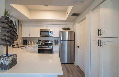 Tempe Condo | WFH Paradise Poolside Views Laundry Desk Space