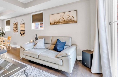 Alcona House | WGTA - 2282 Crystal Beach Rd (Lower) · 2BR Home in Innisfil w/ Backyard+Firepit+WFH Setup