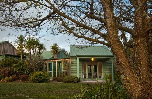 Acacia Bay Cabin | Whakaipo Lodge