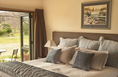 Acacia Bay Bed & Breakfast | Whakaipo Lodge