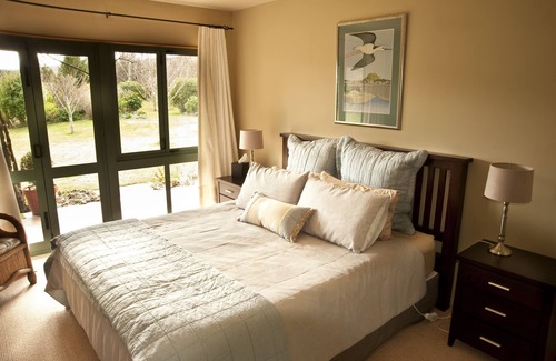 Acacia Bay Bed & Breakfast | Whakaipo Lodge