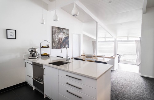 Raglan House | Whale Bay Surf House + Spa - Absolute Waterfront