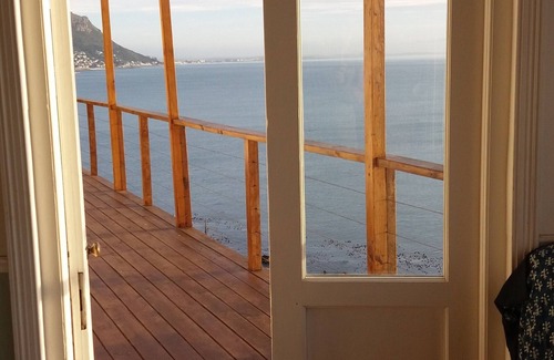 Fish Hoek Cottage | Whale Cove Cottage - Watch the ocean from your bed