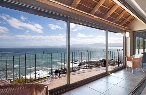De Kelders Villa | Whale Huys: Direct ocean-front villa, 4br/ba, Wifi, Infinity Pool
