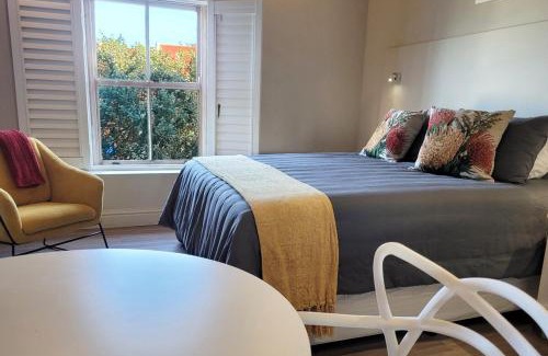 Hermanus City-Centre Apartment | Whale Watchers studio