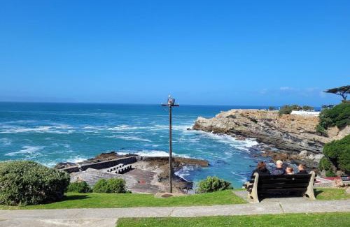 Hermanus City-Centre Apartment | Whale Watchers studio