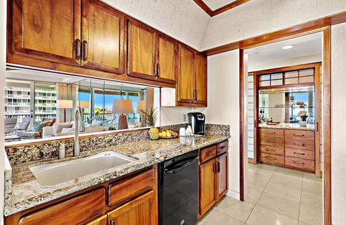 Kaanapali Condo | Whaler on Kaanapali Beach Oceanfront Corner Luxury 2 Bdrm w/wrap around lanai!