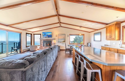 Dillon Beach House | WhaleWatch: Epic Views! FUN & Perfect Coastal Retreat/WiFi/HotTub/GmRm/Pup