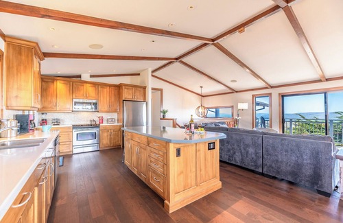 Dillon Beach House | WhaleWatch: Epic Views! FUN & Perfect Coastal Retreat/WiFi/HotTub/GmRm/Pup