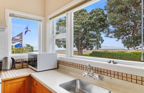 Thames House | Whare Nui on Rennie - Thames Holiday Home