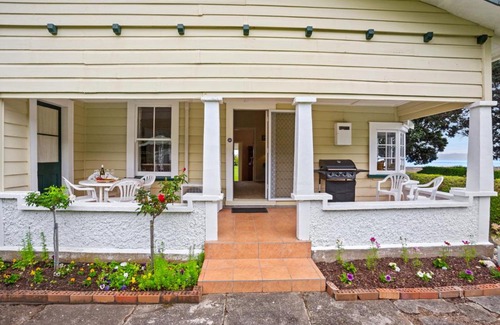 Thames House | Whare Nui on Rennie - Thames Holiday Home
