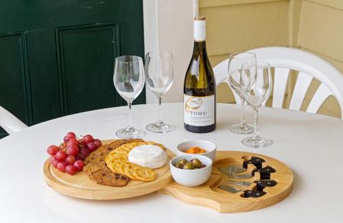 Thames House | Whare Nui on Rennie - Thames Holiday Home
